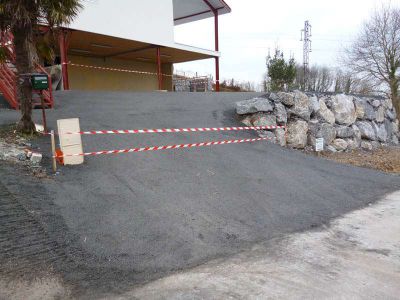 Création d’un parking en bordure d’une maison d’habitation avec réalisation d’un enrochement - Briscous (64).